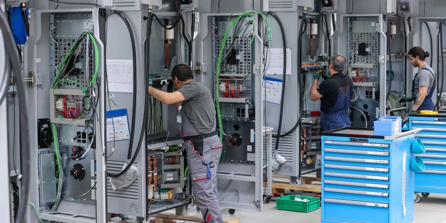 Mitarbeiter verdrahten im Leipziger Siemens-Werk Ladesysteme für Elektroautos. Bei der Angleichung der Arbeitszeiten ans West-Niveau sind die Betriebe der Metall- und Elektroindustrie in Ostdeutschland aus Sicht der IG Metall auf einem guten Weg.