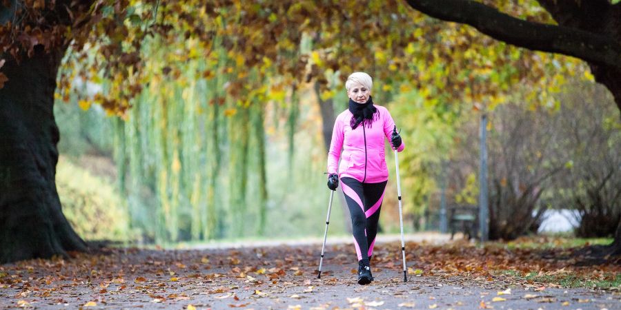 Herbst Frau Walking Park Nordic Bewegung