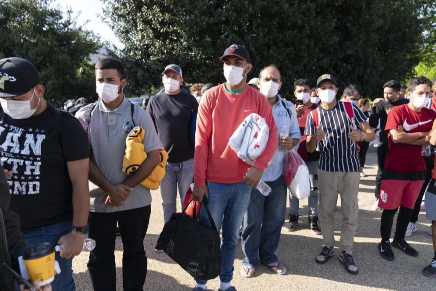 Aus Protest schicken die Gouverneure der Grenzstaaten immer wieder Migranten mit Bussen in Grossstädte wie Chicago, New York und Washington DC.