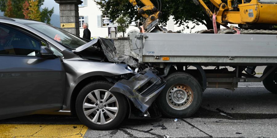 Schänis: Auffahrkollision zwischen einem Auto und einem Lieferwagen