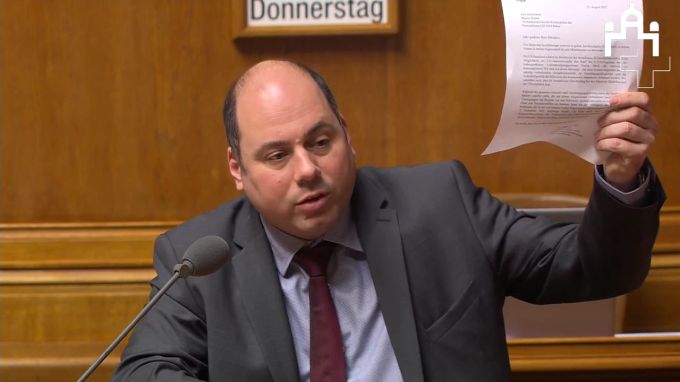 Der Präsident der Sicherheitskommission, Mauro Tuena, hält den Brief der US-Botschaft hoch mit der Bestätigung des Fixpreises, in der Debatte im Nationalrat am 15.9.2022. Mauro Tuena F-35 Fixpreis