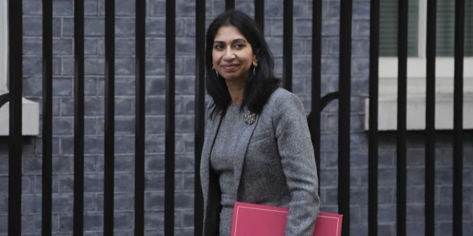 Die britische Innenministerin ist zurückgetreten. suella braverman