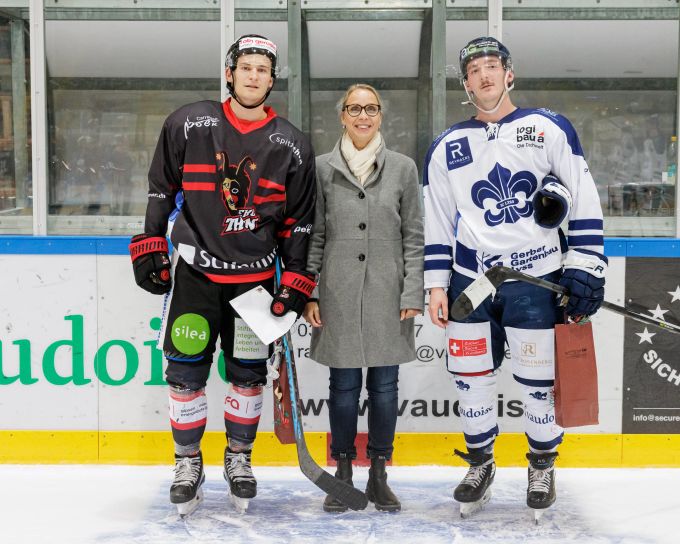 Gemeinderätin Katharina Ali-Oesch zeichnete Yannick Gugelmann vom EHC Thun und Kristian Suleski vom SC Lyss als beste Spieler aus. EHC Thun