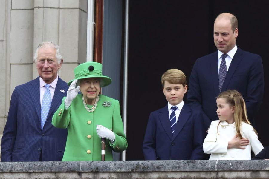 George und Charlotte beim Thronjubiläum von ihrem Urgrosi Queen Elizabeth.