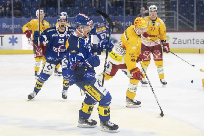 Im Kellerduell der National League feiert Kloten gegen Langnau einen Heimsieg. ehc kloten