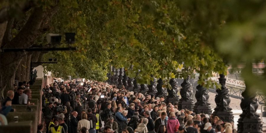 Menschen stehen Schlange, um der verstorbenen Königin Elizabeth II. die letzte Ehre zu erweisen.