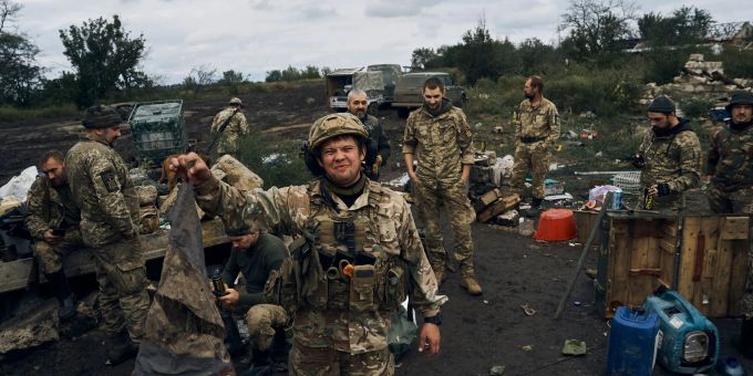 Kriegsbeute: Ein ukrainischer Soldat hält in Isjum eine verschmutzte russische Flagge. Kriegsbeute: Ein ukrainischer Soldat hält in Isjum eine verschmutzte russische Flagge.