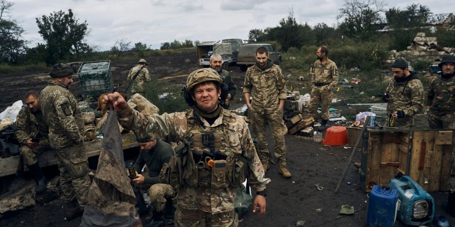 Kriegsbeute: Ein ukrainischer Soldat hält in Isjum eine verschmutzte russische Flagge.