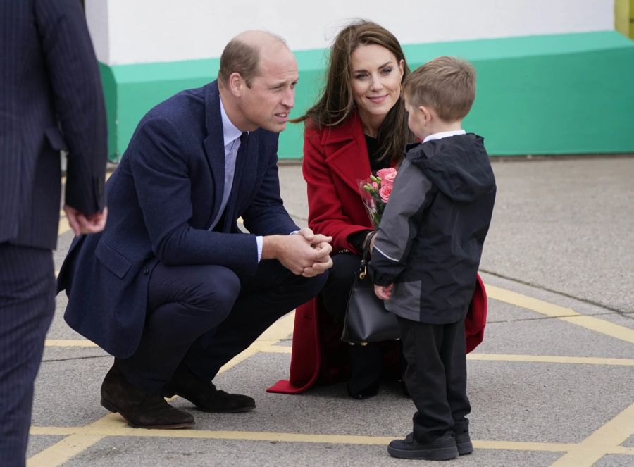 Kate und William sprechen in Wales mit einem kleinen Buben.