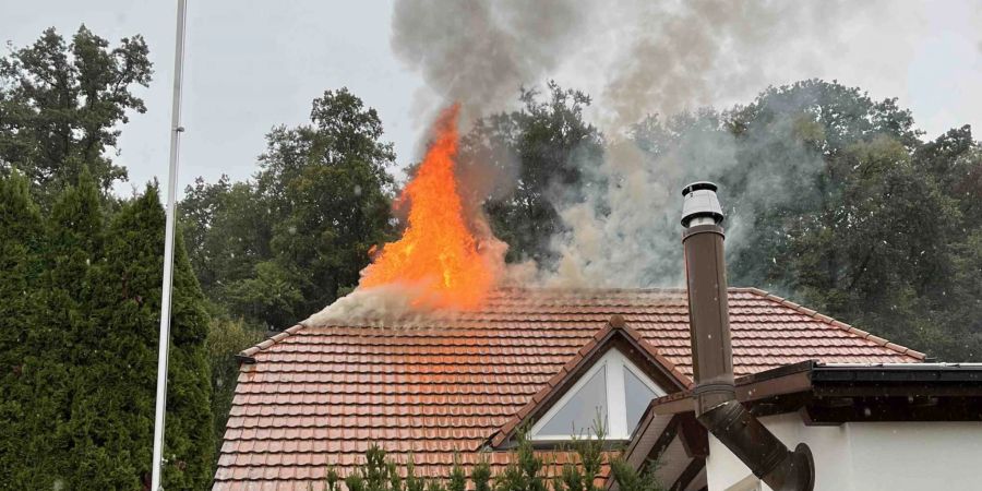 Würenlos: Brand zerstört Dachstock