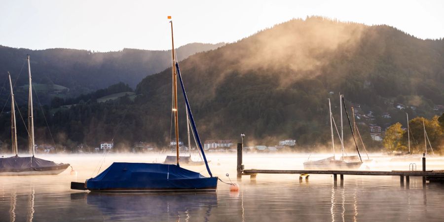Morgennebel wabert über dem Tegernsee - in der Promi-Gegend südlich von München werden einige Häuser mit dem russischen Oligarchen Alischer Usmanow in Verbindung gebracht.