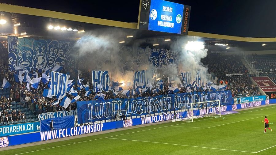 Die beiden Fan-Lager heizen den Teams vor Anpfiff mächtig ein.