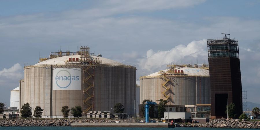 Ein Enagas-Flüssigerdgasterminal in Barcelona. Zur Eindämmung der Energiekrise dringen Deutschland und Spanien gemeinsam auf den Bau einer Gas-Pipeline über die Pyrenäen.
