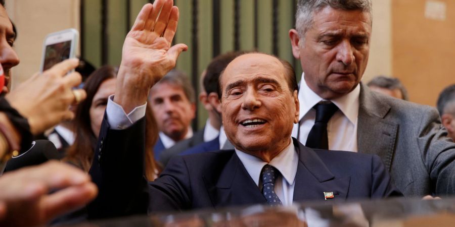 Italiens Ex-Ministerpräsident Silvio Berlusconi wird in Rom von der Presse umringt.