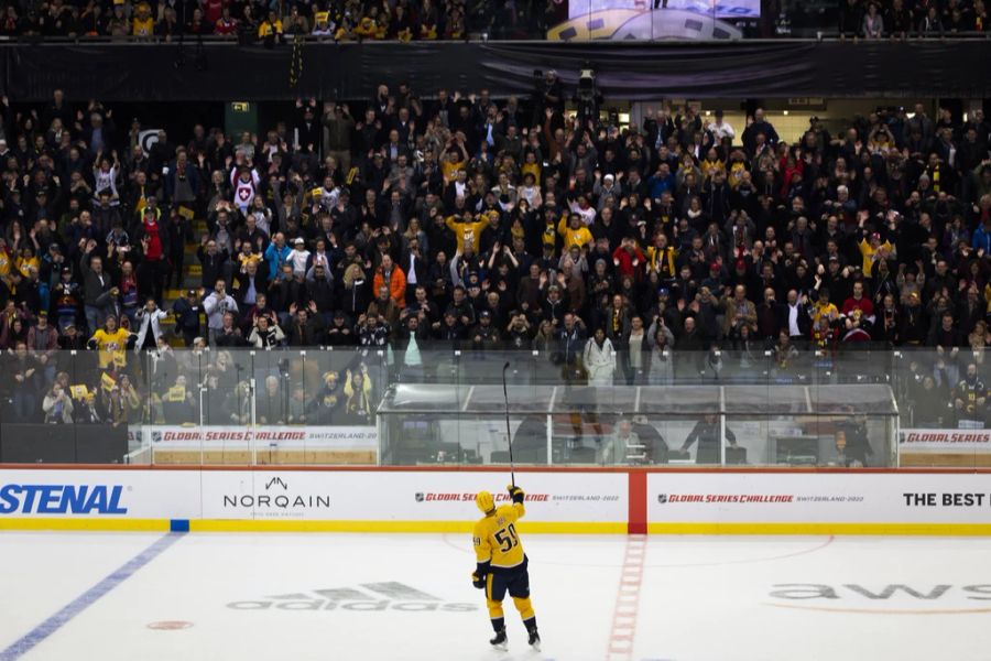 Roman Josi macht die Welle mit dem Berner Publikum.