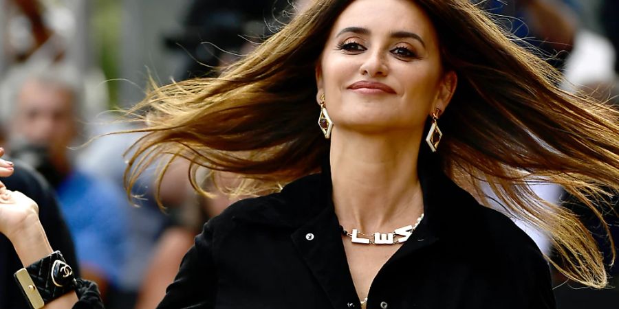 ARCHIV - Penelope Cruz will sich irgendwann einmal auch als Regisseurin versuchen, erzählte die Oscar-Gewinnerin  im Interview des spanischen Fernsehsenders RTVE. Foto: Alvaro Barrientos/AP/dpa