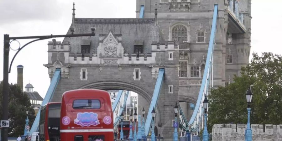 Fahrzeuge stehen auf der Zufahrtsstrasse der Tower Bridge im Stau, nachdem die Brücke geöffnet stecken blieb. Foto: Victoria Jones/PA Wire/dpa