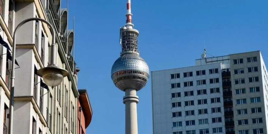 Der Fernsehturm ist zwischen sanierten Altbauten und einem Plattenbau-Hochhaus zu sehen. Foto: Jens Kalaene/dpa-Zentralbild/dpa