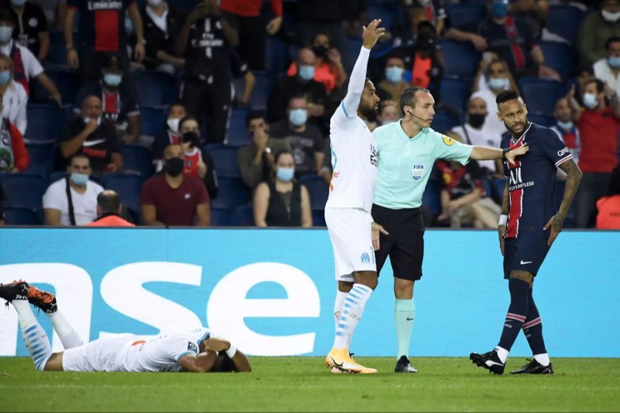 Wilde Szenen im Duell PSG gegen Marseille aus dem letzten September: Alvaro Gonzalez liegt nach einem Gerangel mit Neymar am Boden.