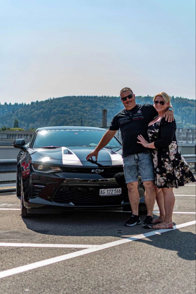 Erwin und Ursi Rohner mit ihrem Chevrolet Camaro.