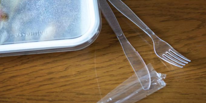 Coop macht auf Öko - Migros und Denner bleiben Plastikbesteck treu