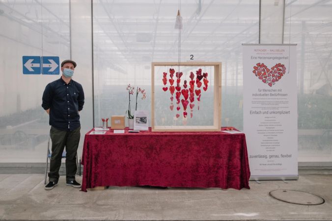 ... und dabei die Ausstellungstände von unterschiedlichen sozialen Institutionen anschauen.