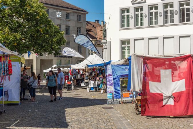 Kleider, Gemüse, Lebensmittel, Süssigkeiten und vieles mehr ...