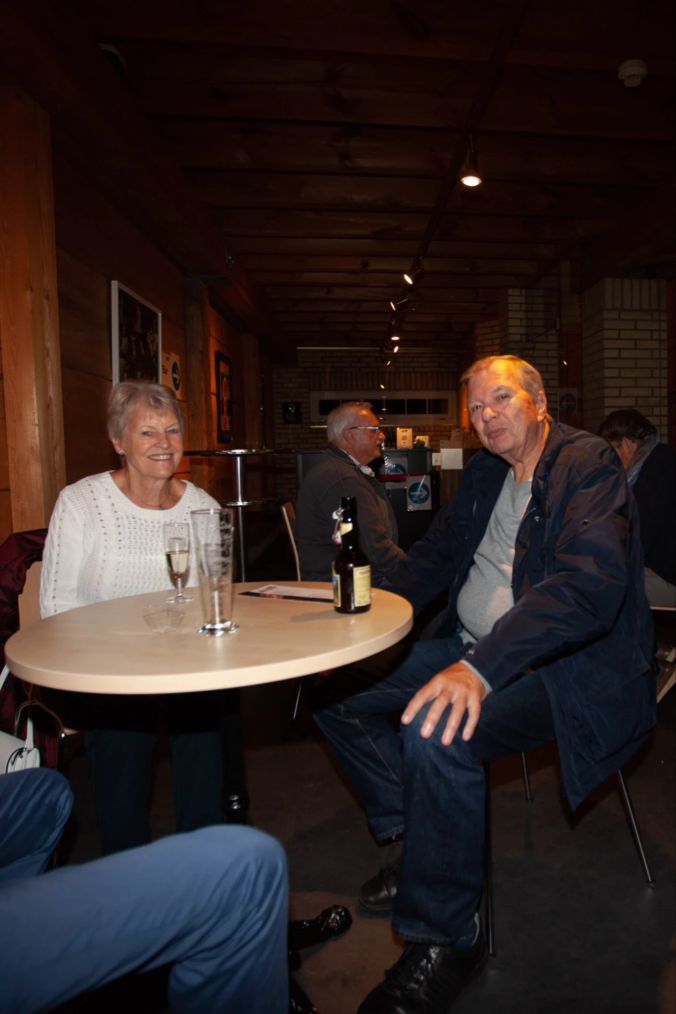 Sieglinde und Paul geniessen vor dem Konzert noch ein Bierchen und ein Glass Prosecco.