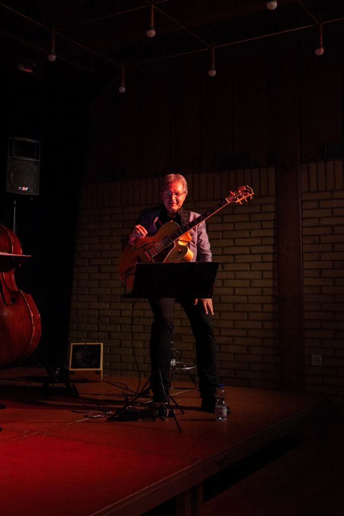 Beat Baumli fasziniert das Publikum mit seiner Gitarre.