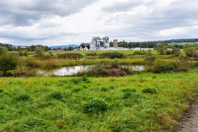 Das Naturreservat liegt unmittelbar neben dem Kieswerk.