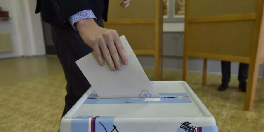 Ein Wähler wirft seinen Stimmzettel im tschechischen Brünn in eine Wahlurne. Die Oppositionsparteien haben ihre Mehrheit im Oberhaus des Parlaments ausbauen können. Foto: Václav álek/CTK/dpa