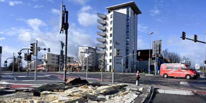 Von «Sabine» abgerissene Dachteile in Bietigheim-Bissingen