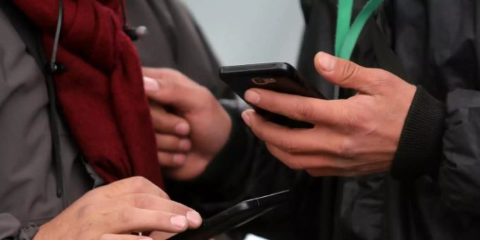 Smartphones in den Händen von Nutzern. (Symbolbild) Smartphones