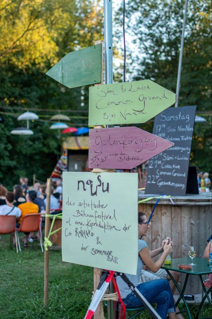 Wegweiser zu den verschiedenen Abendprogrammen.