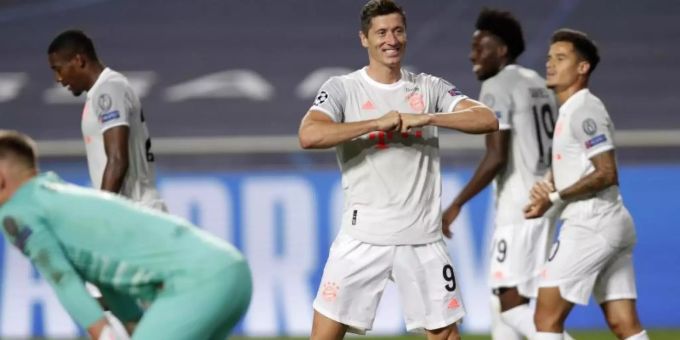Traf zum 50. Mal in der Champions League: Bayern-Stürmer Robert Lewandowski (m.). Robert Lewandowski