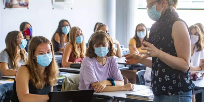 Schülerinnen sitzen nach den Sommerferien mit Schutzmaske im Unterricht. Coronavirus Zweite Welle