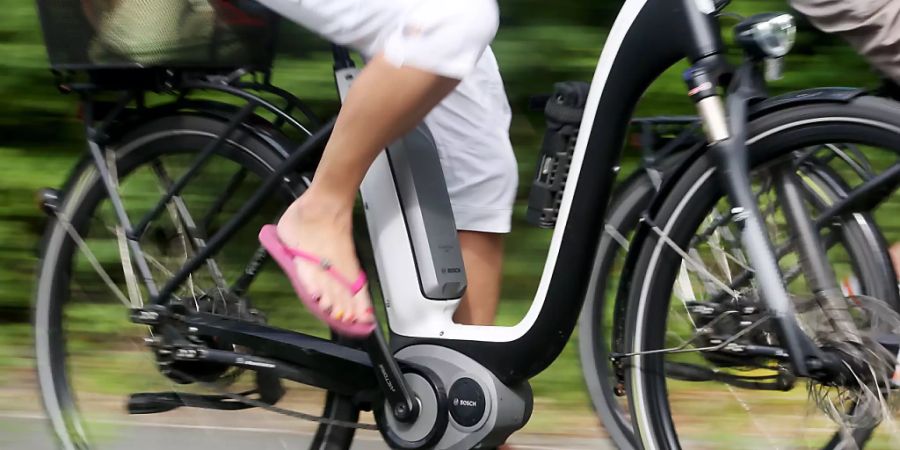 Vielfach unterschätzen Lenkerinnen und Lenker von E-Bikes die Geschwindigkeit ihres Gefährts. (Symbolbild)