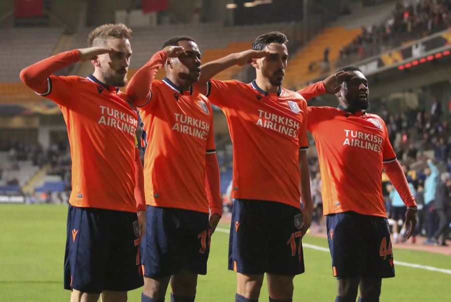 Die Basaksehir-Spieler Visca, Robinho, Kahveci und Azubuike (v.l.n.r.) mit dem Salut-Jubel.