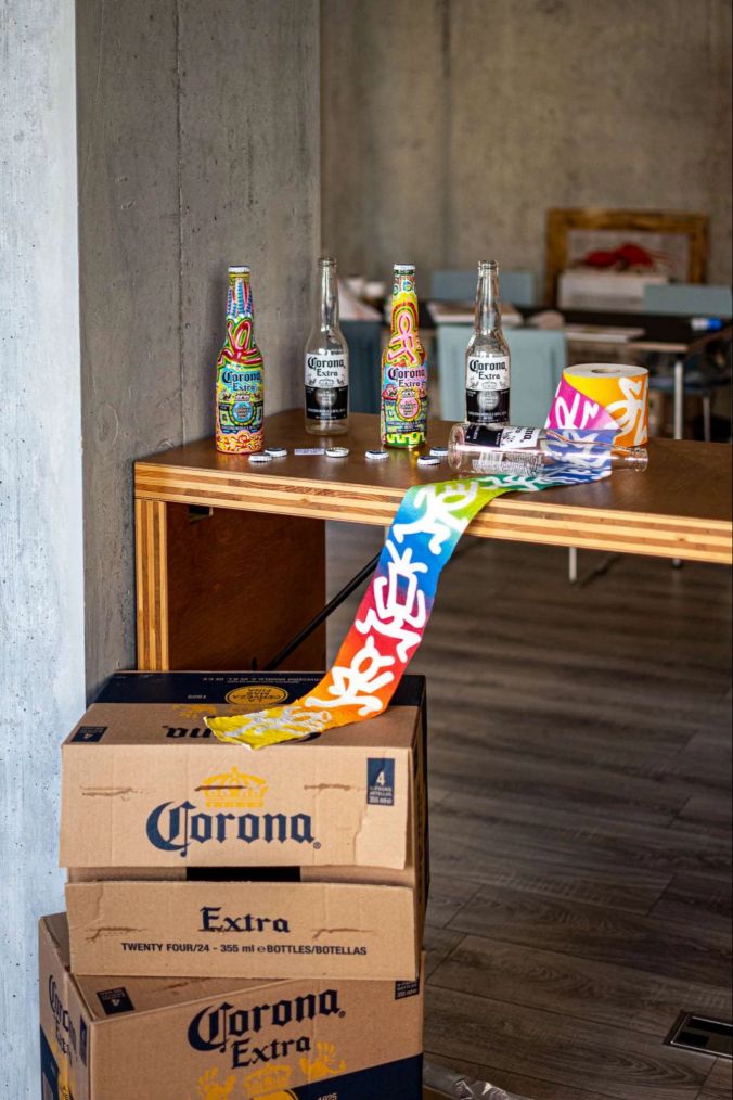 Auch Corona-Bier darf bei der Ausstellung nicht fehlen.
