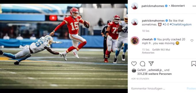 Patrick Mahomes entwischt seinem Gegenspieler. nfl