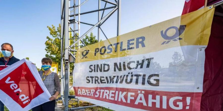 Die Mitarbeiter der Post werden bei ihren Forderungen nach mehr Lohn von Verdi unterstützt. Foto: Armin Weigel/dpa