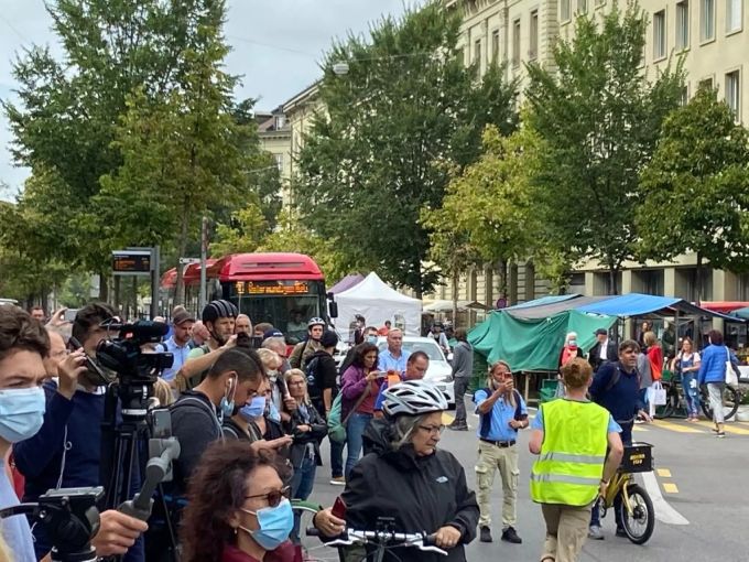 Der Bus der Linie 10 kann nicht vorbeifahren. Linie 10 Bern Bundesplatz