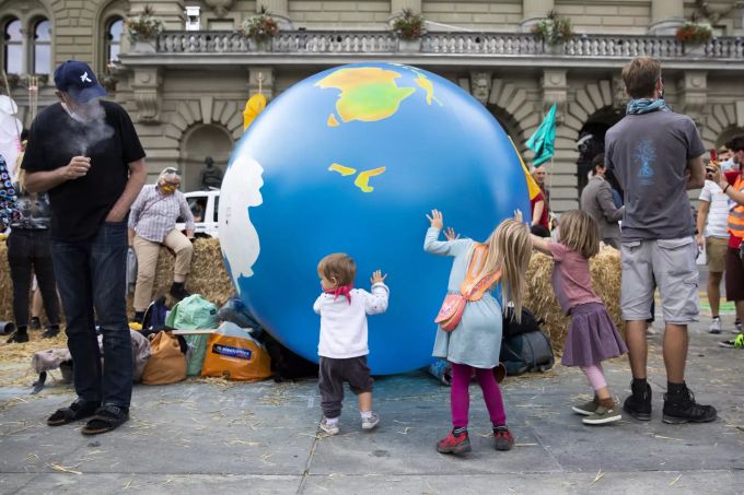 Kinder rollen eine Weltkugel herum auf dem Bundesplatz, am Dienstag, 22. September 2020, in Bern. Bundesplatz Klima-Aktivisten