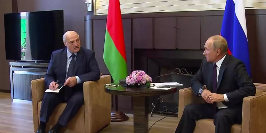 Wladimir Putin (r), Präsident von Russland, unterhält sich mit mit seinem Amtskollegen Alexander Lukaschenko in seiner Sommerresidenz Bocharow Ruchei. Foto: -/Russian Presidential Press Service/AP/dpa