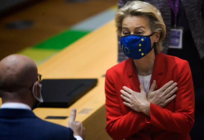 Ursula von der Leyen, Präsidentin der Europäischen Kommission, begrüsst Charles Michel, Präsident des Europäischen Rates, bei einem Rundtischgespräch beim EU-Gipfel im Gebäude des Europäischen Rates. EU-Sondergipfel