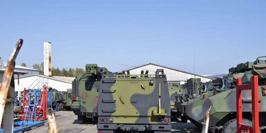 Gepanzerte Fahrzeuge auf dem Gelände der Mowag GmbH in Kreuzlingen TG - in den ersten neun Monaten 2020 haben Schweizer Unternehmen Kriegsmaterial im Wert von knapp 690 Millionen Franken exportiert. (Archivbild)