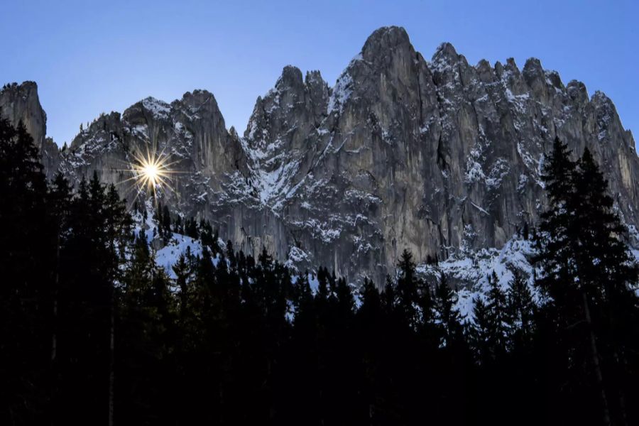 Jaun ist als Ausflugsort bekannt – zum Beispiel um bei der Bergkette Gastlosen das «Grossmutterloch» zu bestaunen.