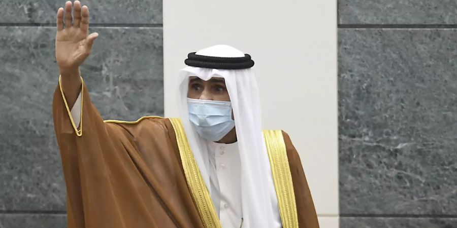 ARCHIV - Scheich Nawaf al-Ahmed al-Sabah winkt nach seiner Vereidigung als Emir von Kuwait. Der neue Emir von Kuwait hat den 80 Jahre alten Scheich Mischal al-Ahmed al-Sabah zum Kronprinzen ernannt. Foto: Jaber Abdulkhaleg/AP/dpa