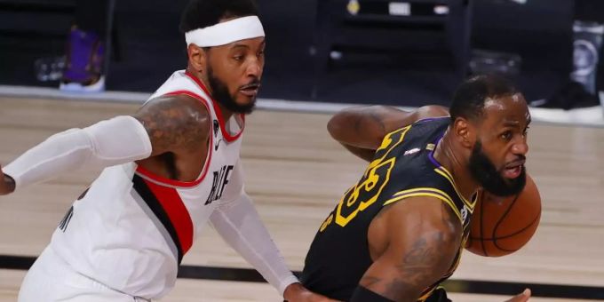 LeBron James (r) von den Los Angeles Lakers und Carmelo Anthony von den Portland Trail Blazers in Aktion. NBA