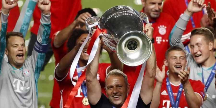 Bayerns Cheftrainer Hansi Flick feiert mit den Spielern des FC Bayern München. Foto: Matthew Childs/Pool Reuters/AP/dpa